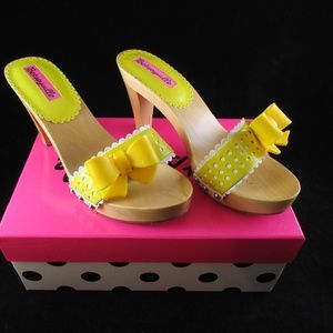 Vega Sandal - Yellow Betseyville
